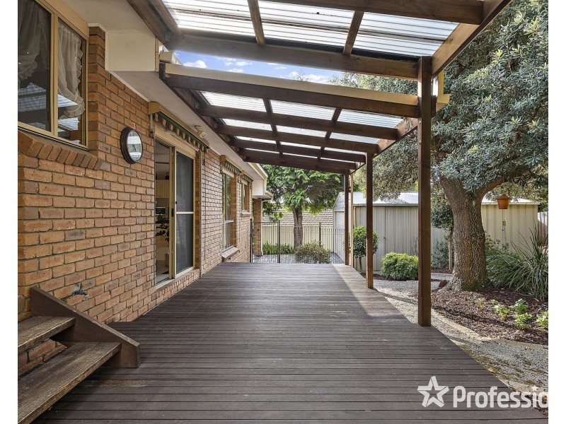 17 Batterbee Drive, Mooroolbark VIC 3138