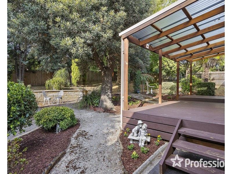 17 Batterbee Drive, Mooroolbark VIC 3138