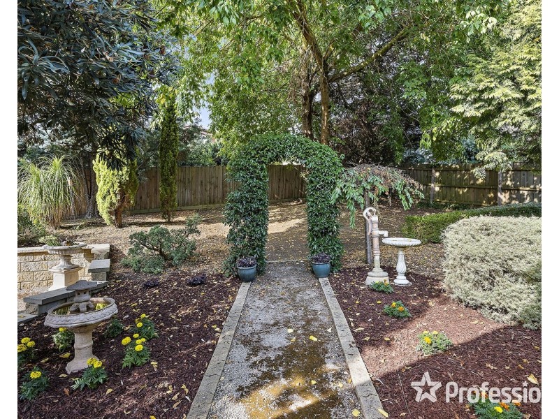 17 Batterbee Drive, Mooroolbark VIC 3138