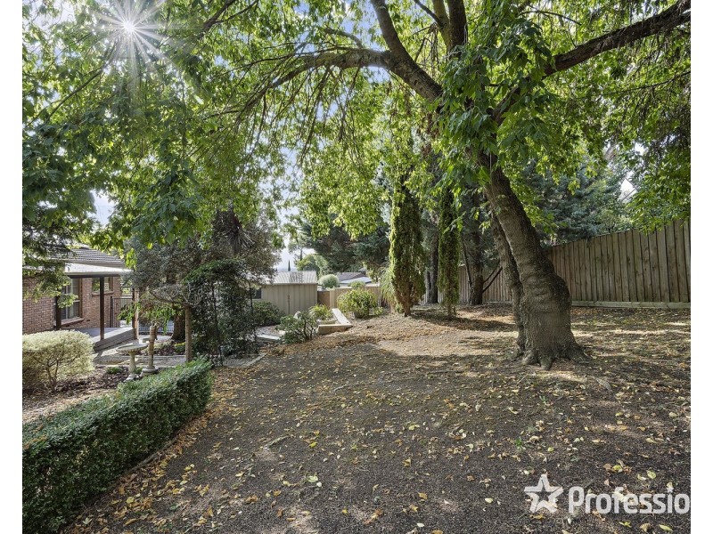 17 Batterbee Drive, Mooroolbark VIC 3138