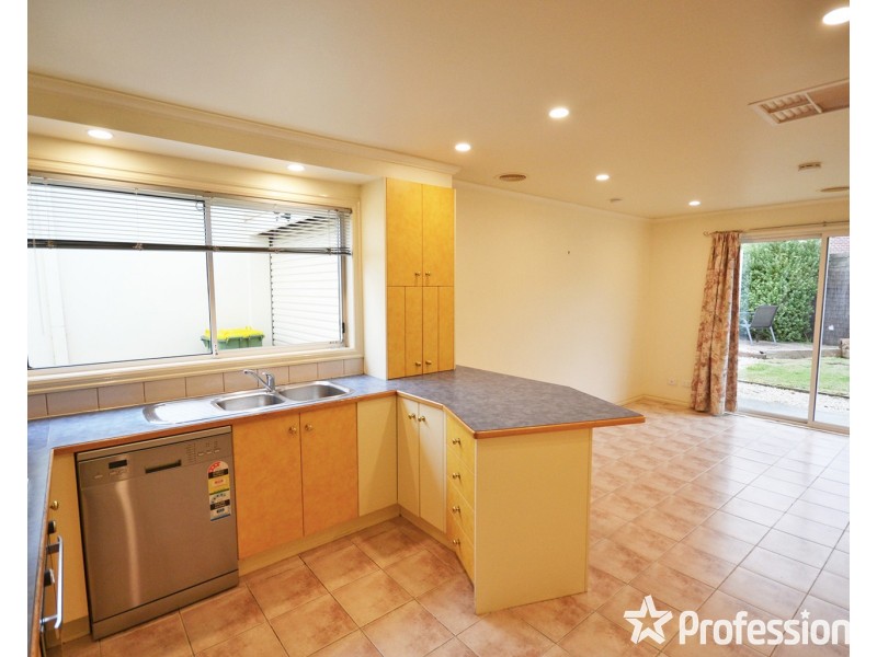 2/15 Anglo Court, Mooroolbark VIC 3138