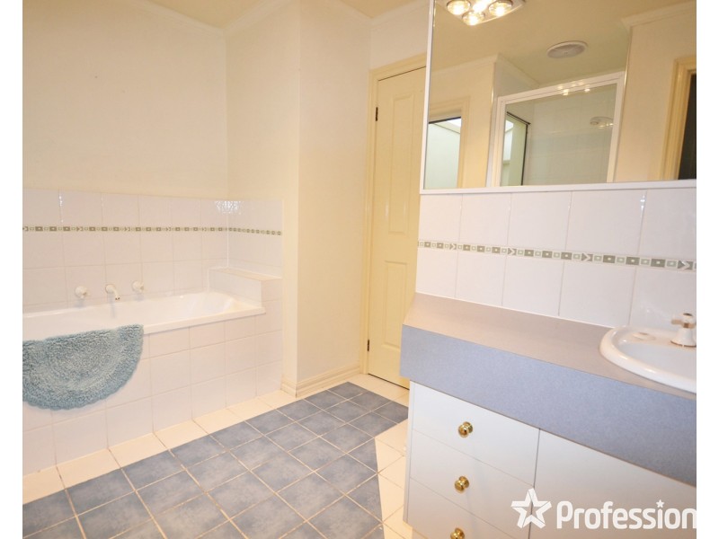 2/15 Anglo Court, Mooroolbark VIC 3138