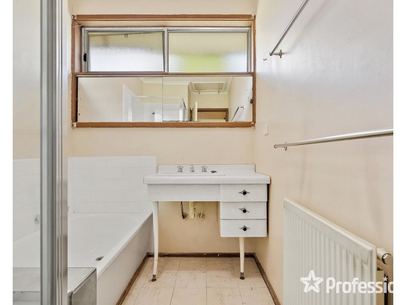 4 Orrong Road, Mooroolbark VIC 3138
