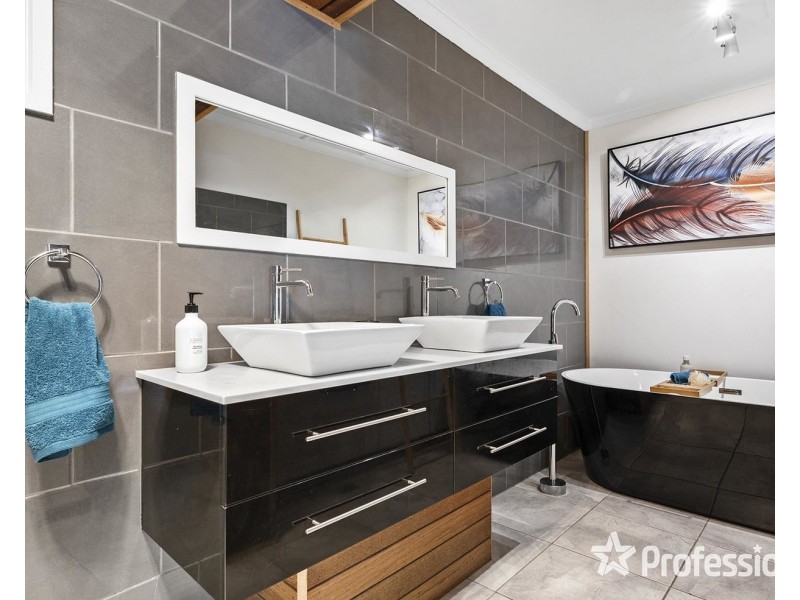 11 Railway Road, Seville VIC 3139