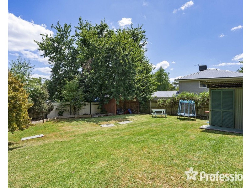 11 Railway Road, Seville VIC 3139