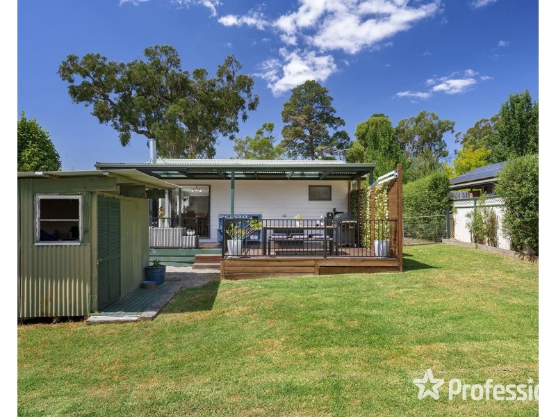 11 Railway Road, Seville VIC 3139