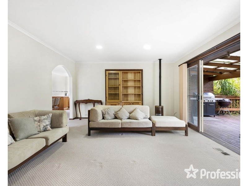 17 Myoora Drive, Mooroolbark VIC 3138