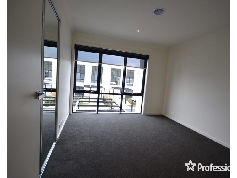 18 Belsay Chase, Chirnside Park VIC 3116