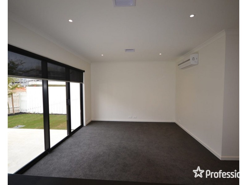 18 Belsay Chase, Chirnside Park VIC 3116