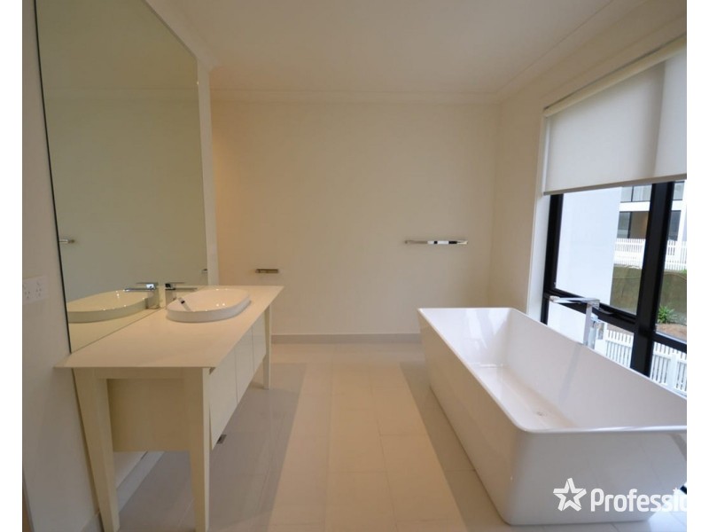 18 Belsay Chase, Chirnside Park VIC 3116