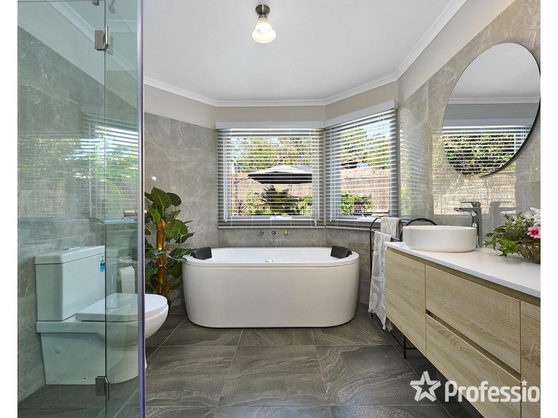 8 Boxtree Road, Montrose VIC 3765