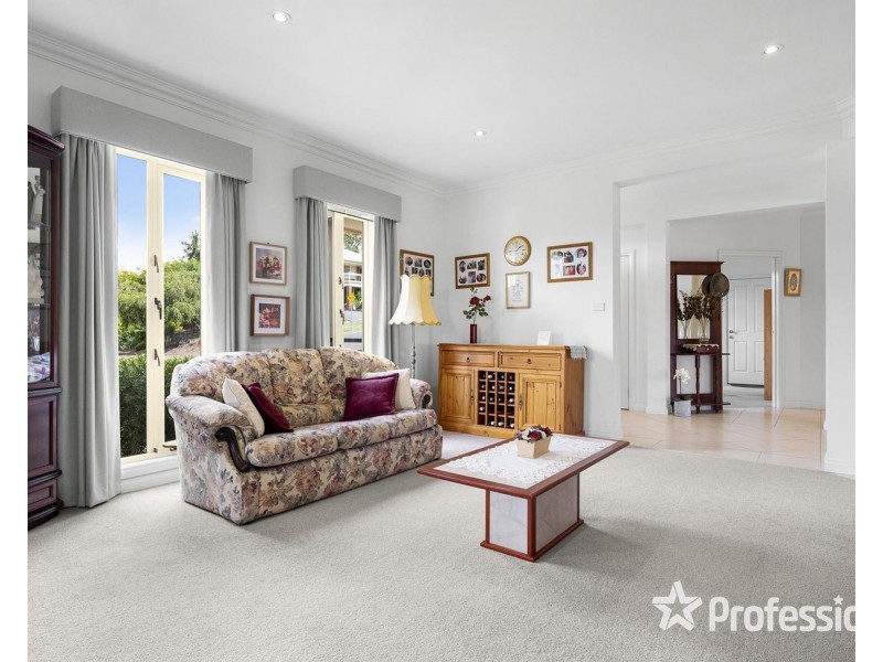 9 Wainewright Avenue, Mooroolbark VIC 3138