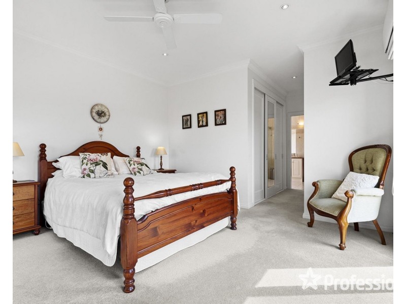 9 Wainewright Avenue, Mooroolbark VIC 3138