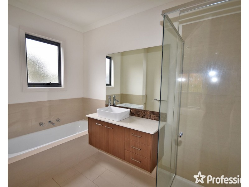 2/18 Ross Road, Croydon VIC 3136