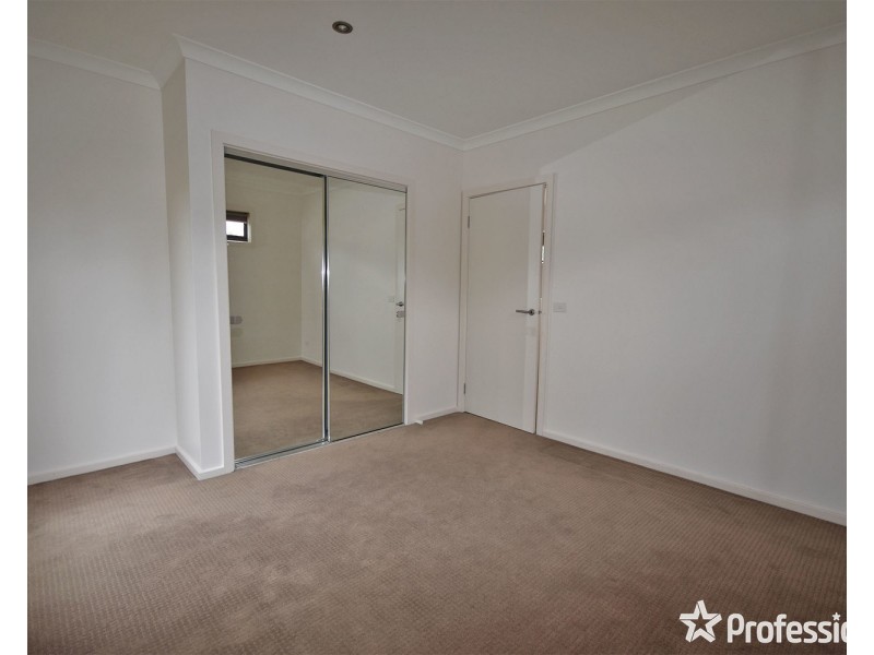 2/18 Ross Road, Croydon VIC 3136