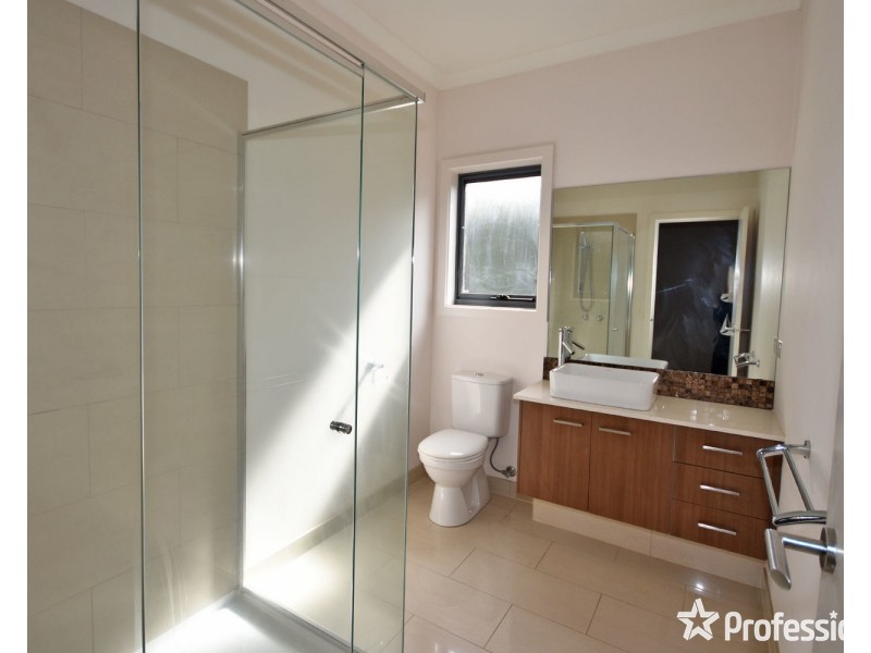 2/18 Ross Road, Croydon VIC 3136