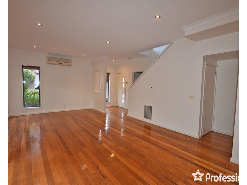 2/18 Ross Road, Croydon VIC 3136