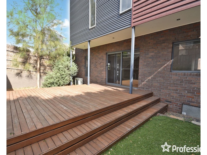 2/18 Ross Road, Croydon VIC 3136