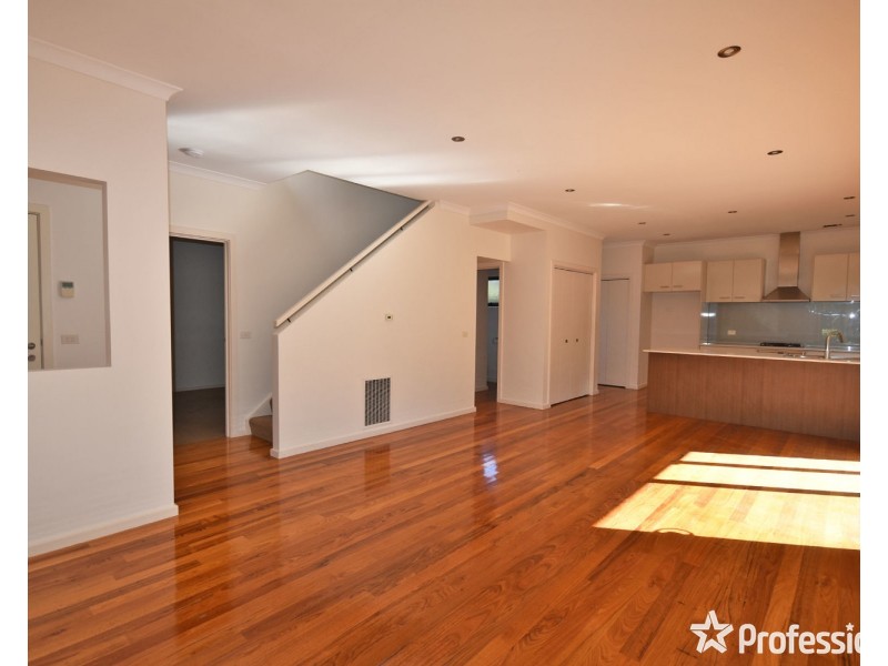 2/18 Ross Road, Croydon VIC 3136