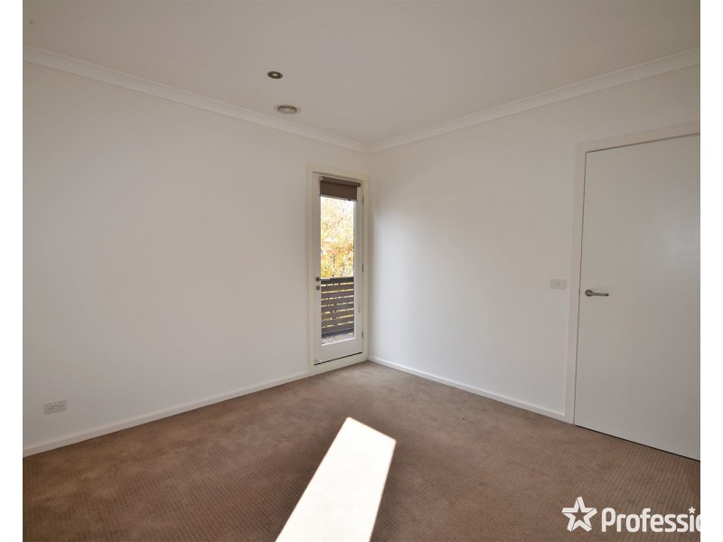 2/18 Ross Road, Croydon VIC 3136