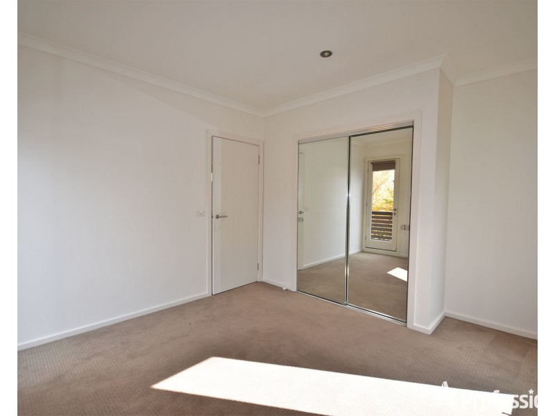 2/18 Ross Road, Croydon VIC 3136