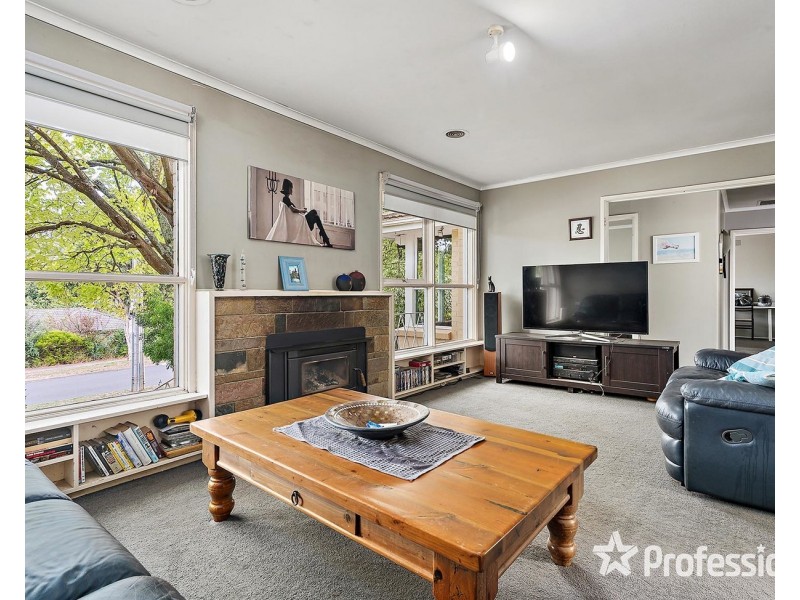 15 Dryden Concourse, Mooroolbark VIC 3138