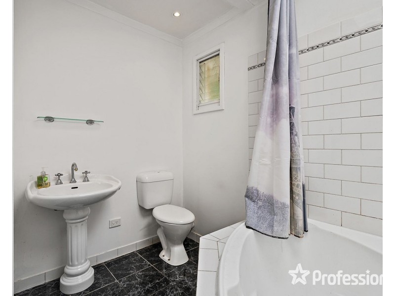 15 Dryden Concourse, Mooroolbark VIC 3138