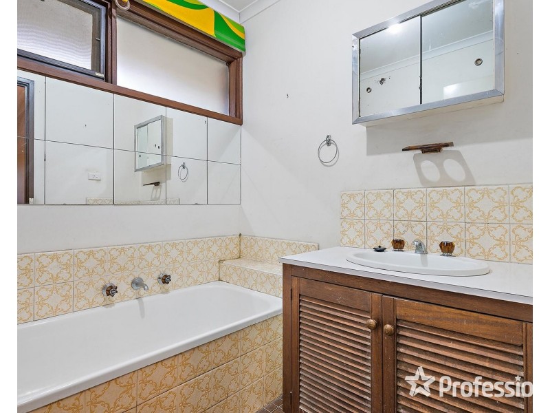 4 The Avenue, Montrose VIC 3765