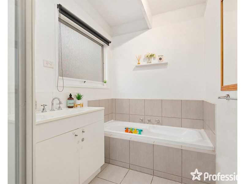 4 Baradine Road, Mooroolbark VIC 3138