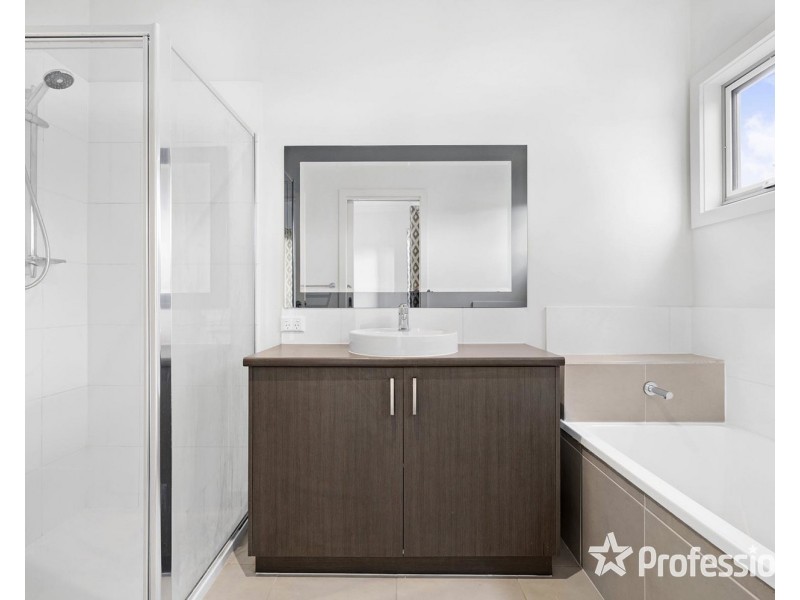 8 Adriana Close, Mooroolbark VIC 3138