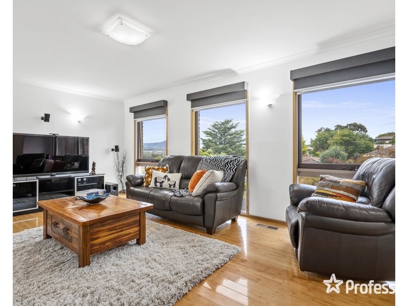 33 Wainewright Avenue, Mooroolbark VIC 3138