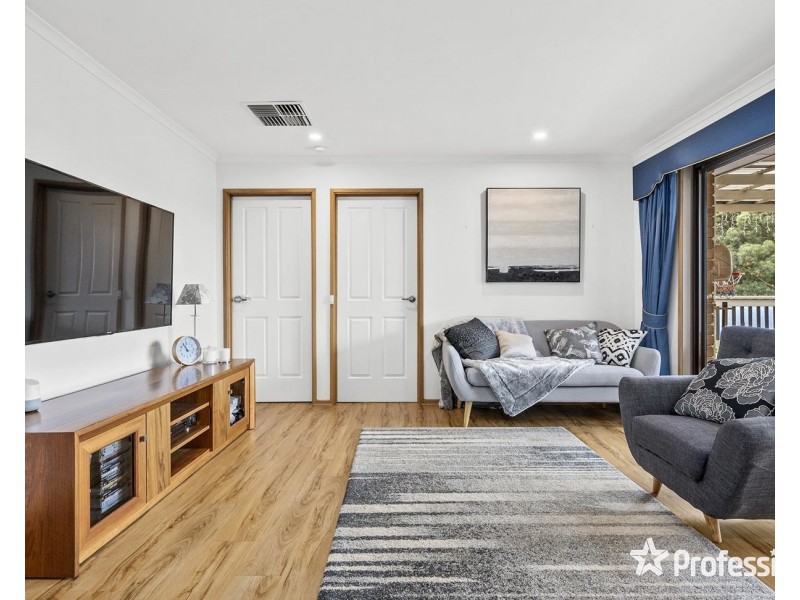 33 Wainewright Avenue, Mooroolbark VIC 3138