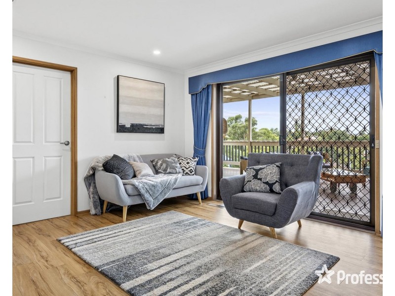 33 Wainewright Avenue, Mooroolbark VIC 3138