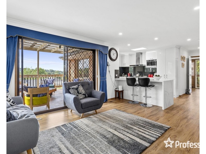 33 Wainewright Avenue, Mooroolbark VIC 3138