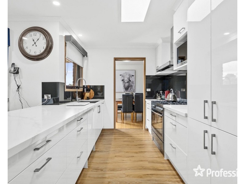 33 Wainewright Avenue, Mooroolbark VIC 3138