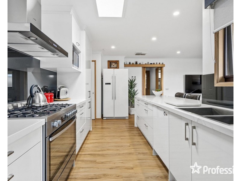 33 Wainewright Avenue, Mooroolbark VIC 3138