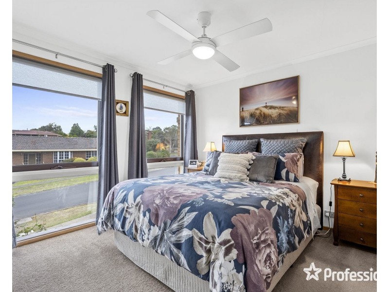 33 Wainewright Avenue, Mooroolbark VIC 3138