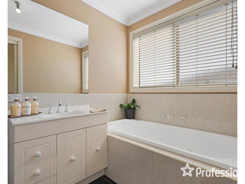 6 Kylie Close, Mooroolbark VIC 3138