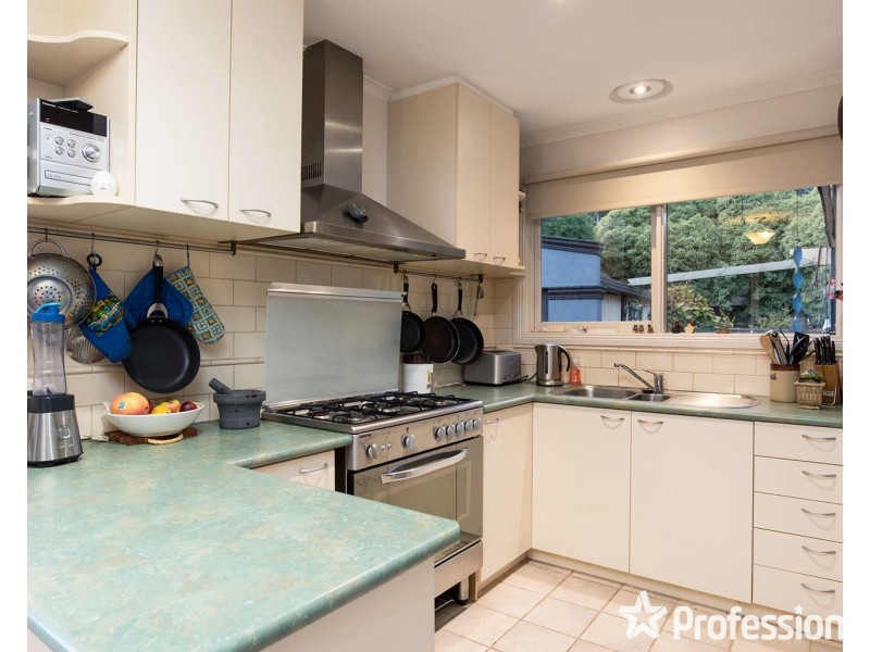 24 Croydondale Drive, Mooroolbark VIC 3138