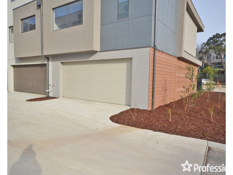 2 Lithgow Way, Mooroolbark VIC 3138