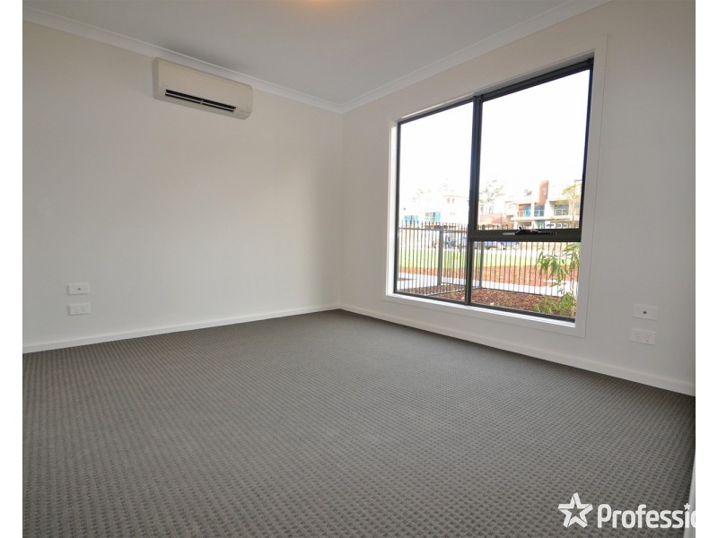 2 Lithgow Way, Mooroolbark VIC 3138