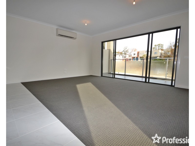 2 Lithgow Way, Mooroolbark VIC 3138