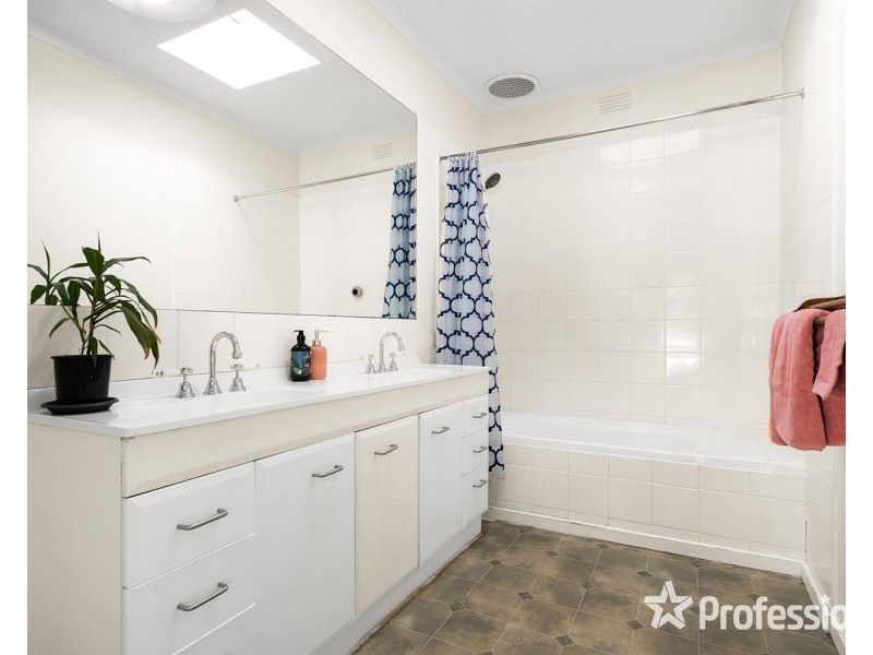 4 Tennyson Avenue, Kilsyth VIC 3137