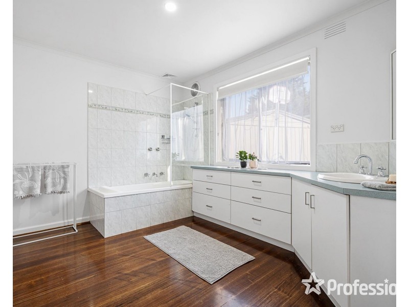 52 Ross Pincott Drive, Mooroolbark VIC 3138