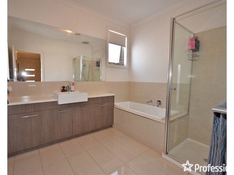 1 Cedar Close, Mooroolbark VIC 3138