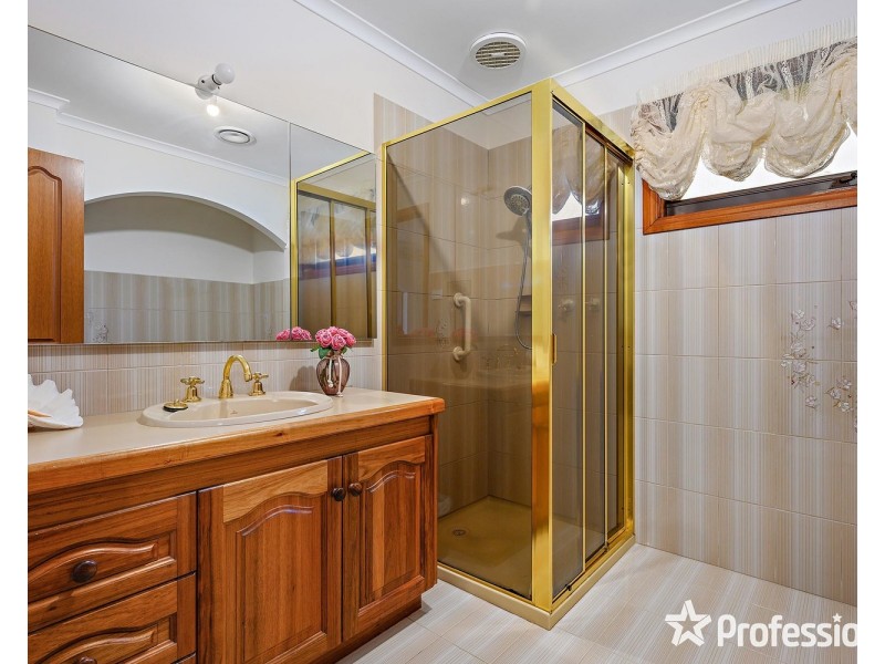 5 Batterbee Drive, Mooroolbark VIC 3138