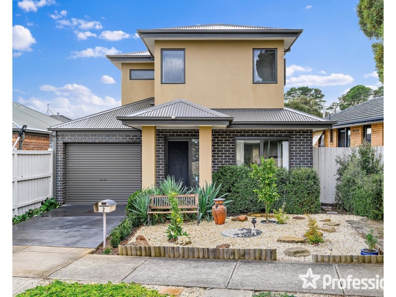 2 Longfellow Avenue, Mooroolbark VIC 3138