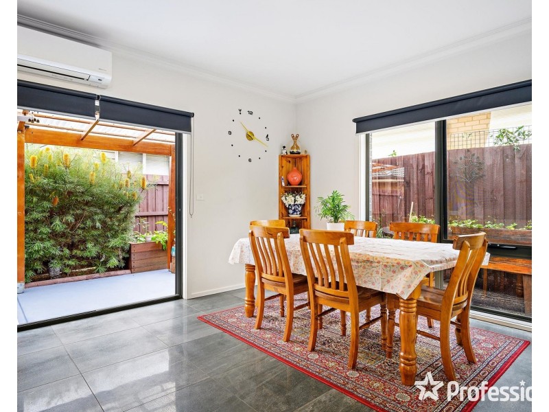 2 Longfellow Avenue, Mooroolbark VIC 3138