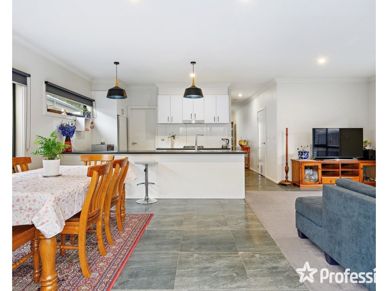 2 Longfellow Avenue, Mooroolbark VIC 3138