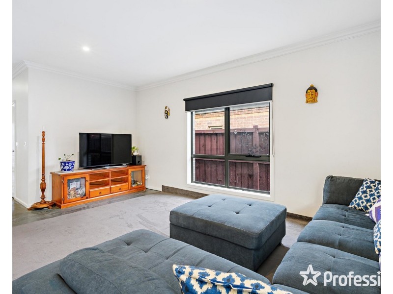 2 Longfellow Avenue, Mooroolbark VIC 3138
